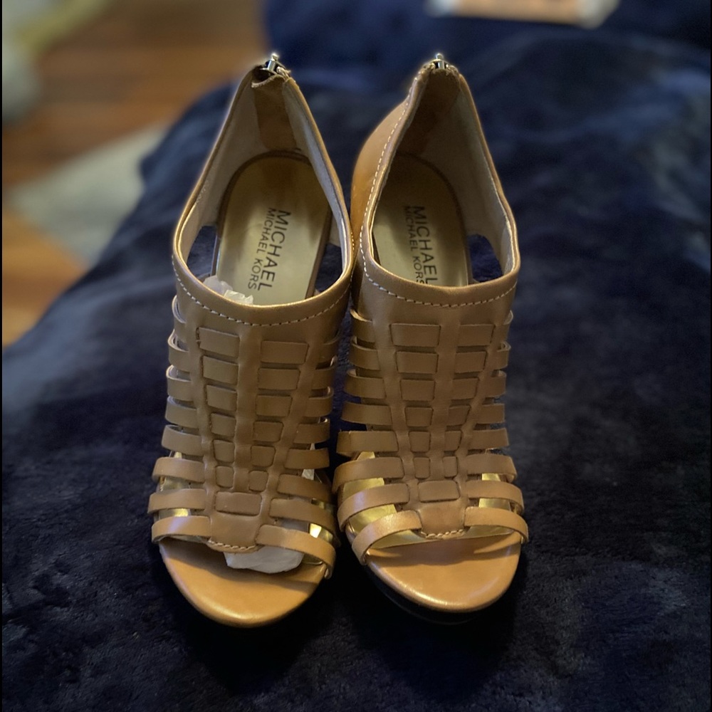 MICHAEL KORS TAN HEEL,SIZE 7, BRAND NEW WITHOUT TAGS OR BOX. NEVER WORN